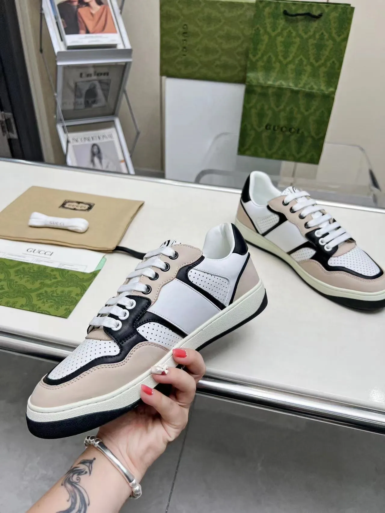 P620 💞💞Gucci G Home’s latest popular sports shoes, couple’s style, casual, retro white shoes 🌸🌸🌸 New popular series. The exquisite and compact interlocking double G logo romantically interprets the aesthetic concept of this series. Made of off-white leather, retro inspiration is cleverly blended into the sneaker design to reinterpret the brand logo. Exquisitely packaged at the delivery counter 🛍📦 ▪️Fabric: Original custom-made imported first-layer cowhide leather ▪️Lining: Original custom-made imported cowhide lining ▪️Outsole: Original molded two-color TPU outsole ▪️Size: Women's 35-40 / Men's 39-45